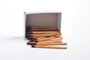 Beyaz arka planda izole kibrit kutusu, ateşleme, güvenlik ve ev konsepti için.