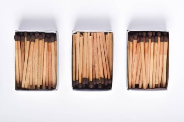 Beyaz arka planda izole kibrit kutusu, ateşleme, güvenlik ve ev konsepti için.