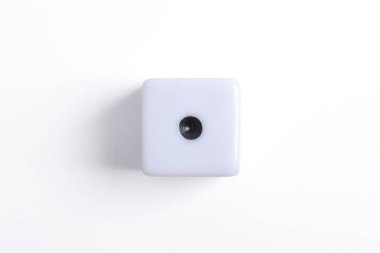 Beyaz arkaplanda izole edilmiş bir beyaz zar, üst görünüm