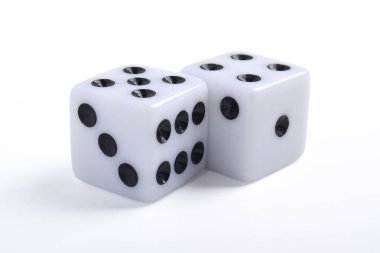 Beyaz arka plan üzerinde izole iki beyaz zar