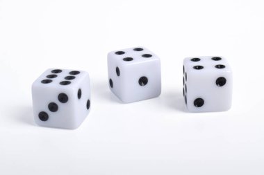 Beyaz arkaplanda üç satır izole edilmiş