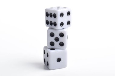 Beyaz arkaplanda üç satır izole edilmiş