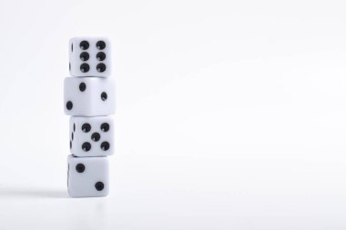 Beyaz arka planda izole edilmiş pek çok zar var. Oyun küpleri