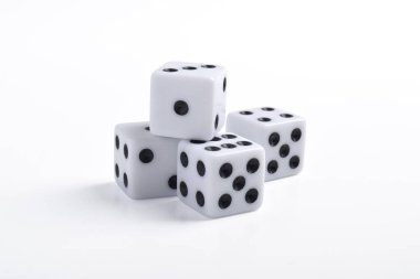 Beyaz arka planda izole edilmiş pek çok zar var. Oyun küpleri