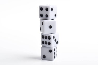 Beyaz arka planda izole edilmiş pek çok zar var. Oyun küpleri