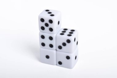 Zarlar beyaz arka planda izole edilmiş. Oyun küpleri