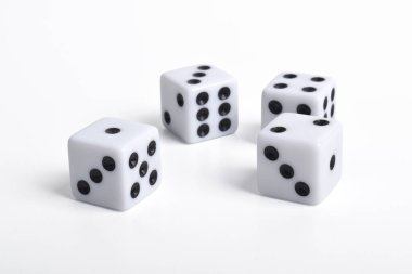 Zarlar beyaz arka planda izole edilmiş. Oyun küpleri