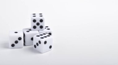 Zar, kopyalama alanı olan beyaz arkaplanda izole edildi. Oyun küpleri