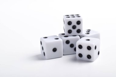 Beyaz arka planda beş beyaz zar, şans, olasılık ve masa oyunları için oyun kavramlarını sembolize ediyor