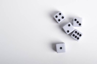 Dice beyaz arka planda izole, üst görünüm. Oyun küpleri