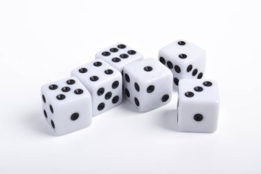 Beyaz arkaplanda izole edilmiş pek çok zarlar