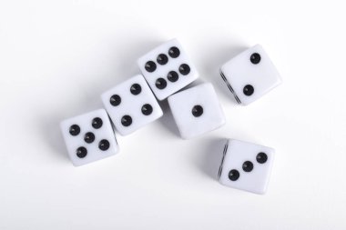 Beyaz arkaplanda izole edilmiş baharatlar, üst görünüm