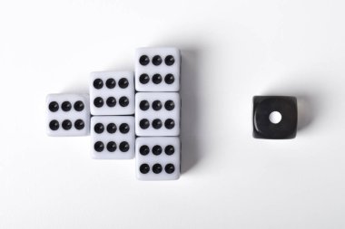 Beyaz arkaplanda izole edilmiş zarların üst görünümü