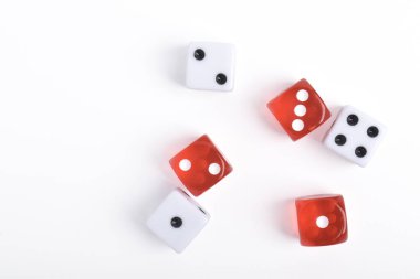 Beyaz arkaplanda izole edilmiş kırmızı ve beyaz çizgiler, üst görünüm