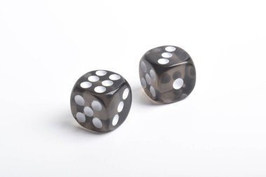 Beyaz arkaplanda izole edilmiş iki siyah zar