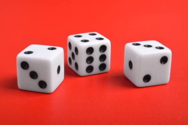 Kırmızı arkaplanda izole edilmiş üç çizgi