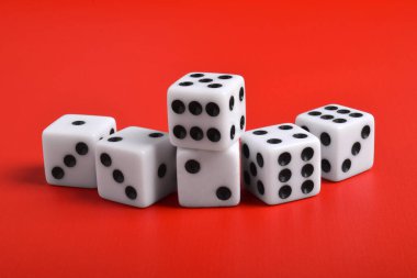 Kırmızı arkaplanda izole edilmiş pek çok zarlar