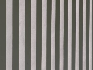 Gri ve açık pembe tonlarında alternatif dikey çizgilerle dokulu bir yüzeyin yakın plan görüntüsü.