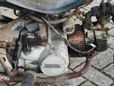 Eski, yıpranmış, paslı ve kirli motorun detaylı görüntüsü..