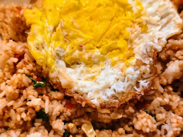 Lezzetli kızarmış pirinçli ve mükemmel pişmiş yumurtalı..