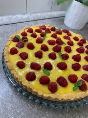 Lemon cake with raspberries 