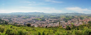 Güneşli bir günde Socorro şehrinin panoramik manzarası. Sao Paulo Eyaleti, Brezilya.