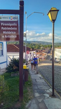 Pirenopolis, Goias, Brezilya: tarihi şehrin sokak manzarası, cepheler.