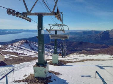 Arjantin, Bariloche 'deki kayak merkezinde karlı dağların panoramik manzarası.