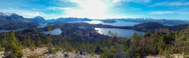 Bariloche, Arjantin 'deki göl ve dağların panoramik manzarası.