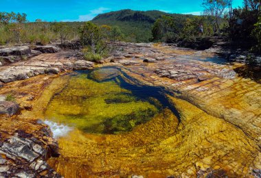 Pirenopolis, Goias, Brezilya 'da güzel çağlayan şelale.