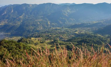 Brezilya 'nın Sao Bento do Sapucai şehrindeki Serra da Mantiqueira dağlarındaki vadi..