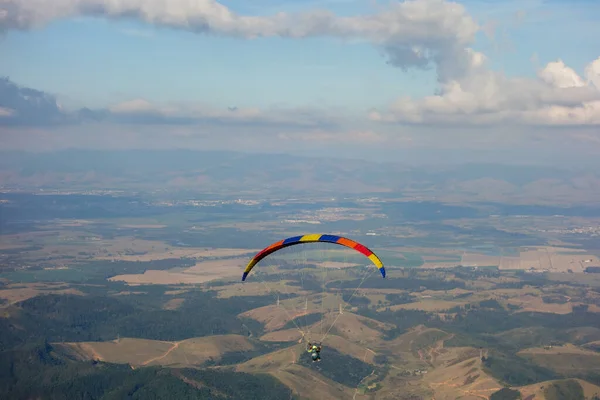 Gekleurde Paraglider Vliegen Bergdal Een Zonnige Heldere Dag — Stockfoto
