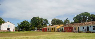 Porto Seguro, Bahia, Brezilya: Keşif şehrinin tarihi merkezinde renkli eski evler.