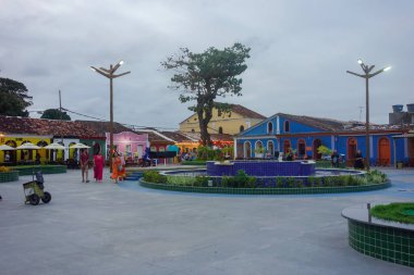 Porto Seguro, Bahia, Brezilya: ana plazadaki çeşme ve renkli evler.