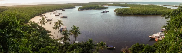 Panoramiczny Widok Łodzie Turystyczne Kanale Morskim Santa Cruz Cabralia Bahia — Zdjęcie stockowe