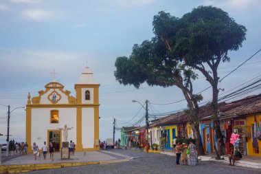 Arraial Dajuda, Bahia, Brezilya: Katolik kilisesi ve tarihi kasabanın ana caddesindeki dükkanlar.