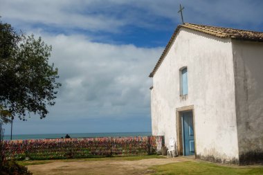 Porto Seguro, Bahia, Brezilya: korkulukta asılı renkli hatıra kurdeleleri, ve Kutsal Kilisemizin Hanımı.