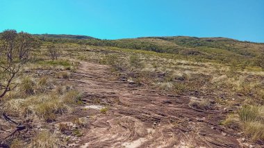 Brezilya, Minas Gerais 'deki Ibitipoca Eyalet Parkı' nın kayalık yemyeşil manzarası.