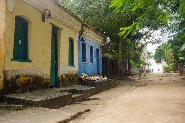 Porto Seguro, Bahia, Brezilya: Keşif şehrinin tarihi merkezinde renkli eski evler.