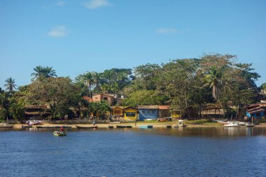 Caraiva 'nın küçük bir köyü, Porto Seguro, Bahia, Brezilya' daki sahil ve nehir kenarı topluluğu..