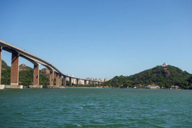 Muazzam Üçüncü Köprü 'nün yan görüntüsü, ya da sütunlarıyla Terceira Ponte. Vila Velha, ES, Brezilya.