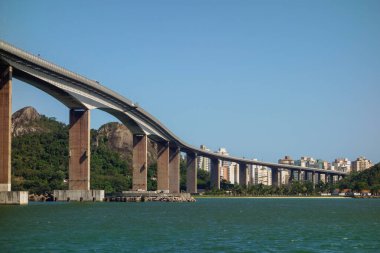 Muazzam Üçüncü Köprü 'nün yan görüntüsü, ya da sütunlarıyla Terceira Ponte. Vila Velha, ES, Brezilya.