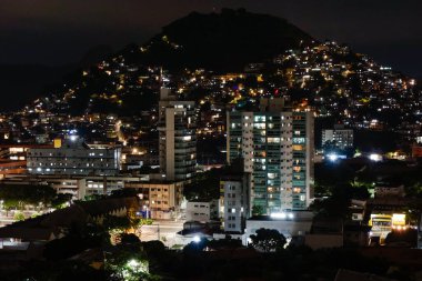 Vitoria, Espirito Santo, Brezilya 'daki tepede bir yerleşim bölgesi. Gece görünümü.