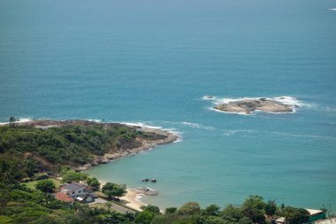 Vila Velha, Espirito Santo, Brezilya 'daki küçük turkuaz plajların panoramik havası..