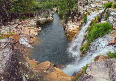 Capitolio dağlarındaki güzel şelale, Minas Gerais, Brezilya.