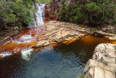 Capitolio dağlarındaki güzel şelale, Minas Gerais, Brezilya.