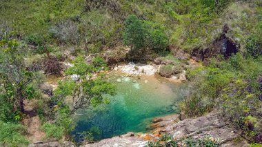 Serra da Canastra, Minas Gerais, Brezilya 'da güzel bir turkuaz şelale havuzu.