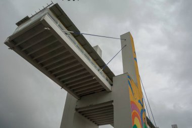 Balnear io Camboriu, SC, Brezilya - 01.21.2024: Passarela da Barra, yaya geçidi askıya alındı.