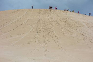 Florianopolis, Santa Catarina, Brezilya 'daki Joaquina Kumulları' nda turistler.