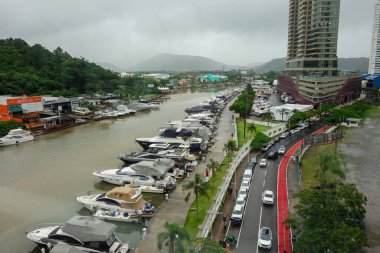 Balnear io Camboriu, SC, Brezilya - 01.20.2024: sürat tekneli nehir kanalı panoramiği.